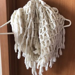 Comfy cozy, white knit scarf